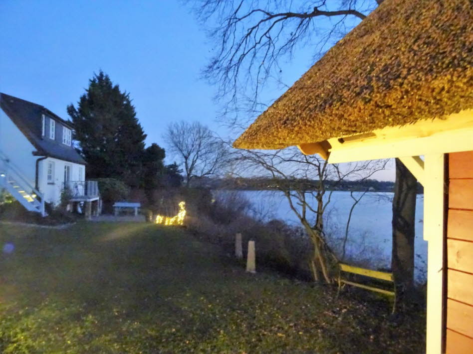 Winterabend mit Schwedenhaus mit Blick aufs Ferienhaus