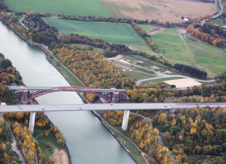 Levensauer Hochbrcke berquert den Nord-Ostsee-Kanal.
