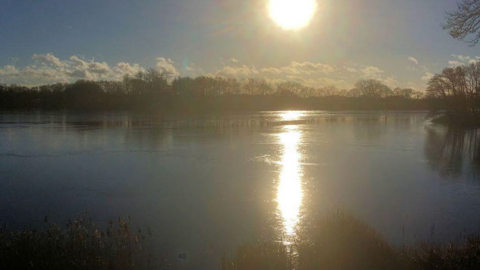 Wintersonne ber dem zugefrorenen See