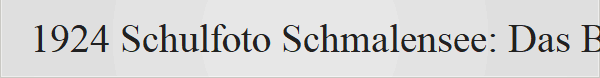 1924 Schulfoto Schmalensee: Das Bild zeigt eine gr��ere Gruppe von Sch�lerinnen und Sch�lern, die im Freien vor dem Schmalenseeer Schulgeb�ude posiert. Die Aufnahme stammt aus dem Jahr 1924 und ist in einem warmen, leicht vergilbten Ton gehalten. Die Kindergruppe: Die Kinder sind in mehreren Reihen angeordnet: vorne sitzen und liegen einige auf dem Boden, dahinter stehen weitere Kinder dicht gedr�ngt, ganz hinten stehen die �ltesten oder gr��ten.Die Altersmischung reicht von Kleinkindern bis zu etwa 12 j�hrigen. Die Kleidung ist schlicht, funktional und uneinheitlich: M�dchen tragen einfache Kleider oder Blusen, Jungen kurze Hosen, Hemden oder Tr�gerhemden. Viele Kinder schauen direkt in die Kamera, einige wirken abgelenkt oder neugierig. Die Szene hat etwas Uninszeniertes, obwohl es ein Gruppenfoto ist � typisch f�r Dorf- oder Schulaufnahmen jener Zeit. Die erwachsene Person: Eine einzelne erwachsene Person steht leicht seitlich in der Gruppe. Vermutlich handelt es sich um eine Lehrerin, Erzieherin oder Betreuerin. Ihre Kleidung ist dunkler und formeller als die der Kinder, was sie klar als Aufsichtsperson markiert. Der Hintergrund: Hinter der Gruppe steht ein Geb�ude mit gro�en Fenstern, das Schulhaus. Die Fassade ist teilweise von Rankpflanzen (Efeu oder Wein) bedeckt. Der Boden wirkt wie Garten- oder Hofbereich, nicht wie eine Stra�e. Der Hintergrund vermittelt ein Gef�hl von l�ndlicher Institution � ein Ort, an dem Kinder regelm��ig zusammenkommen. Atmosph�re: Das Bild strahlt: Gemeinschaft, Sommer, Schlichtheit, Alltagsn�he und und eine gewisse Zeitlosigkeit aus. Es wirkt wie ein Moment aus einer Dorfkindheit, festgehalten ohne gro�e Inszenierung, aber mit viel Leben. Dieses Foto ist ein kleines Zeitfenster in die Alltagswelt der Kindheit im fr�hen 20. Jahrhundert. Es zeigt nicht nur Kinder, sondern ein ganzes soziales System, das sich in Kleidung, K�rperhaltung, Gruppierung und Umgebung ausdr�ckt. 1. Kindheit als kollektives, nicht individuelles Ph�nomen: Die Kinder stehen dicht gedr�ngt, ohne individuelle Inszenierung. Das entspricht einem historischen Verst�ndnis von Kindheit: Kindheit war Teil der Gemeinschaft, nicht ein individualisiertes Entwicklungsprojekt. Fotos dienten nicht der Selbstdarstellung, sondern der Dokumentation einer Gruppe (Schulklasse, Kinderheim, Ferienkolonie). Die Kinder wirken gleichrangig, ohne sichtbare soziale Differenzierung. Kindheit war sozial eingebettet, nicht privatistisch. 2. Die Rolle der Institution: Die erwachsene Person � vermutlich eine Lehrerin oder Betreuerin � markiert die institutionelle Rahmung der Schule. 3. Kleidung als sozialer Marker: Die Kleidung ist schlicht, funktional, nicht modisch, teilweise abgetragen und uneinheitlich. Das verweist auf l�ndliche oder kleinb�rgerliche Verh�ltnisse, begrenzte materielle Ressourcen, eine Zeit, in der Kinderkleidung nicht modisch, sondern zweckorientiert war und h�ufige Weitergabe von Kleidung innerhalb der Familie. Die Kleidung zeigt eine �konomisch bescheidene, aber stabile Lebenslage. 4. Der K�rper als sozialer Ausdruck: Die K�rperhaltungen sind locker, teilweise unruhig, manche Kinder sitzen oder liegen. Das zeigt keine strenge Disziplinierung, wie sie in wilhelminischen Schulklassen �blich war und eine entspannte, sommerliche Situation. Ein Verh�ltnis zwischen Kindern und Aufsichtsperson, das nicht autorit�r, sondern eher alltagsnah wirkt. Das Foto stammt aus einer Phase, in der sich der Umgang mit Kindern entmilitarisierte und p�dagogisierte. 5. L�ndliche Sozialstruktur: Dorfmilieu: Altersmischung (typisch f�r kleine Schulen mit Kombiklassen), Kleidung ohne st�dtische Modeelemente, Geb�ude mit Efeubewuchs und gro�em Gartenbereich und informelle Gruppierung. Das ist die l�ndliche Kindheit, wie sie bis in die 1950er Jahre typisch war: gemeinschaftlich, �berschaubar, eingebettet in lokale Strukturen. 6. Fotografie als soziales Ritual: Das Gruppenfoto selbst ist ein sozialgeschichtliches Ereignis: Fotografen waren selten  Fotos wurden bewusst inszeniert, Gruppenfotos dienten der Dokumentation von Zugeh�rigkeit. Sie waren Ausdruck von Gemeinschaftsstolz. Sie wurden oft als Postkarten verschickt oder im Dorfarchiv aufbewahrt. Das Foto ist ein kollektives Ged�chtnisbild, kein privates Erinnerungsst�ck. Gesamtdeutung:  Dieses Bild zeigt eine Kindheit, die gemeinschaftlich statt individualisiert war, institutionell gerahmt statt privat organisiert, �konomisch bescheiden, aber sozial stabil war, l�ndlich und �berschaubar strukturiert war und in einer Zeit entstand, in der sich Kindheit zwischen Tradition und Moderne bewegte. Es ist ein Dokument einer Welt, in der Kinder Teil eines sozialen Gef�ges waren � nicht isolierte Individuen, sondern Mitglieder einer d�rflichen, p�dagogischen und famili�ren Gemeinschaft.