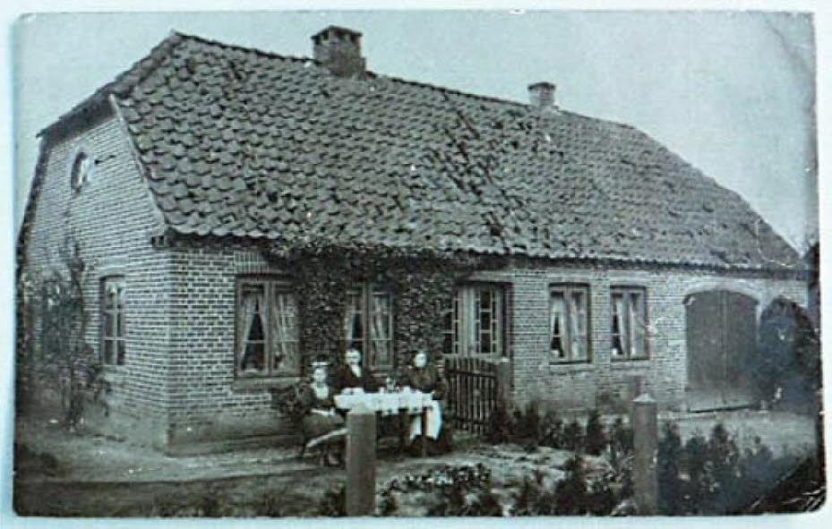 1910 Ehepaar Hansen BelauerWeg 7 SchmalenseeDas Ehepaar Hansen mit Tochter Rosa 1910 vor ihrem Haus im Belauer Weg 7, es war das Haus des Malermeisters Johannes Hansen, der die Leiterwagen aus der  gegen�ber liegenden Stellmacherei Suhr mit einem Anstrich