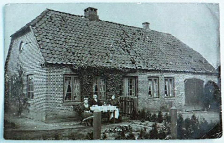1910 Ehepaar Hansen BelauerWeg 7 SchmalenseeDas Ehepaar Hansen mit Tochter Rosa 1910 vor ihrem Haus im Belauer Weg 7, es war das Haus des Malermeisters Johannes Hansen, der die Leiterwagen aus der  gegen�ber liegenden Stellmacherei Suhr mit einem Anstrich