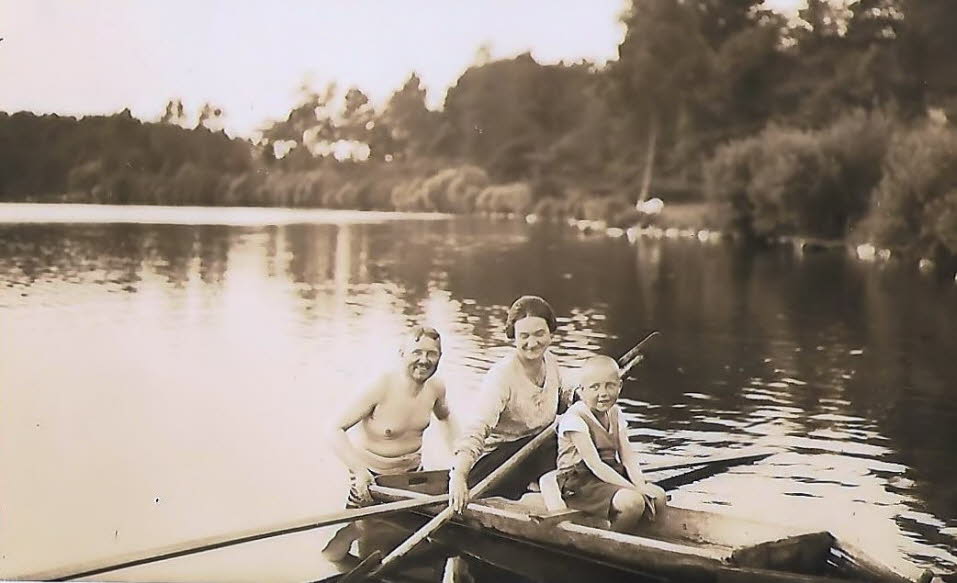 1925 - Badeleben in Schmalensee : Das Bild zeigt drei Personen in einem kleinen Ruderboot auf einem ruhigen Gew�sser. Die Szene wirkt privat, sommerlich und sehr intim. Die Personen: Links sitzt ein erwachsener Mann, offenbar oberk�rperfrei, entspannt, mi