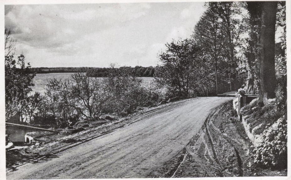 1925 Suhr Belauer Weg Text: Familie Erich Schlesinger 24 Oldenburg/H Schulstra�e 77 Einen lieben Gru� von mir sendet Euch lieben Gerd u. Agnes. Wir sind zu Fu� bis hier gegangen. Zur�ck fahren wir mit dem Bus haben herrliches Wetter ... Viele Gr��e Eure K