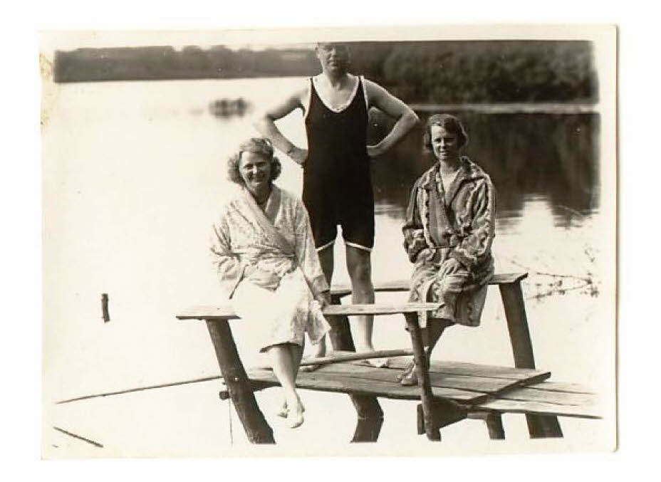 1932 Badespass Pension StegelmannDas Bild zeigt drei Sommerg�ste am Ufer des Schmalensees auf dem Grundst�ck Stegelmann, aufgenommen 1932. Die Szene wirkt ruhig, sommerlich und intim. Die Personen Zwei Frauen sitzen auf einem einfachen h�lzernen Steg oder