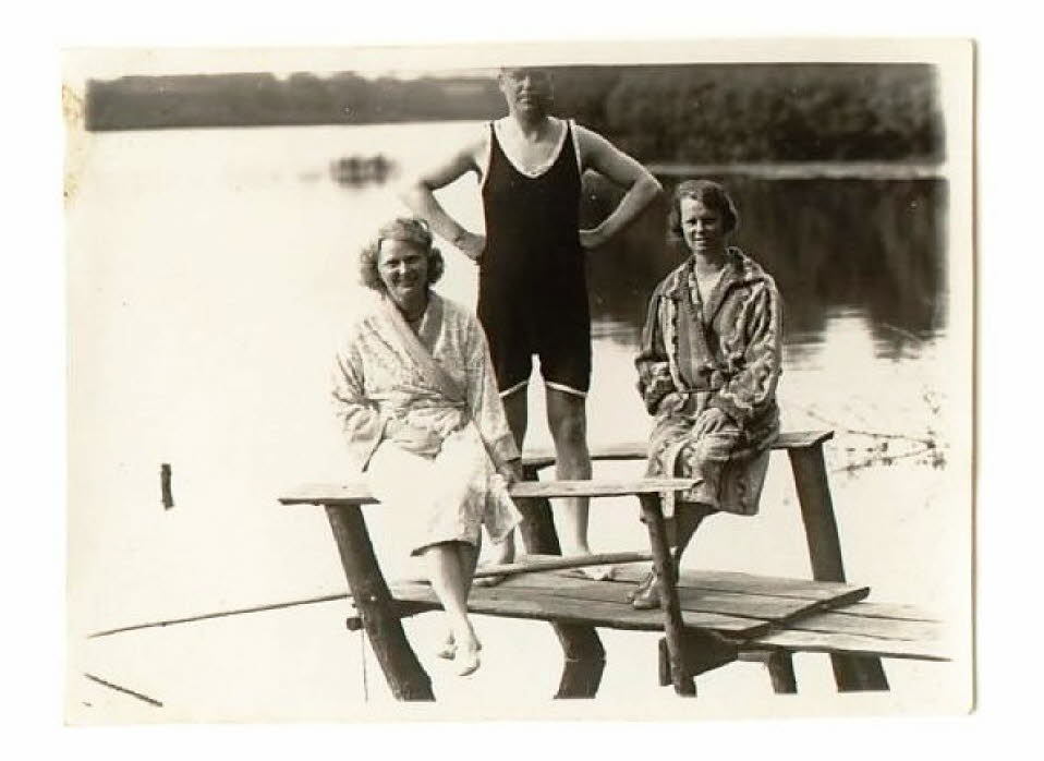 1932 Badespass Pension StegelmannDas Bild zeigt drei Sommerg�ste am Ufer des Schmalensees auf dem Grundst�ck Stegelmann, aufgenommen 1932. Die Szene wirkt ruhig, sommerlich und intim. Die Personen Zwei Frauen sitzen auf einem einfachen h�lzernen Steg oder