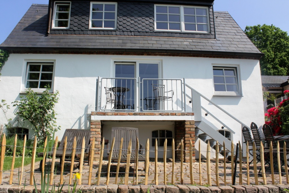 Sdansicht mit Staketenzaun, den wir auf Wunsch anbringen