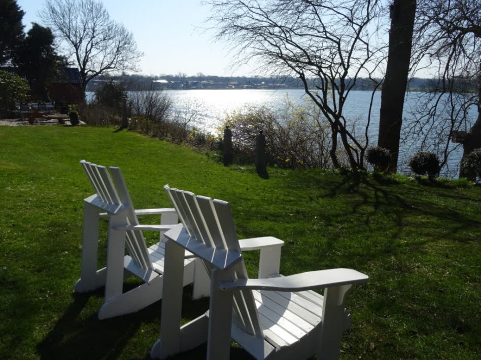 Neue Adirondack Gartensessel  laden zum Sonnenbaden ein
