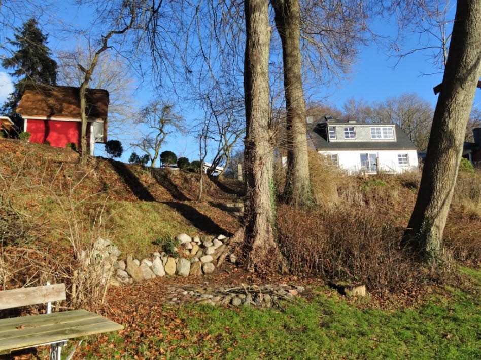 Blick vom See auf das Ferienhausgrundst�ck