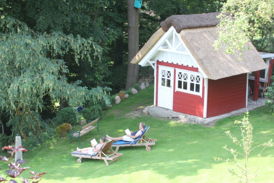 Die G�ste nutzen das Ferienhausgrundst�ck allein, um z. B. zu lesen.