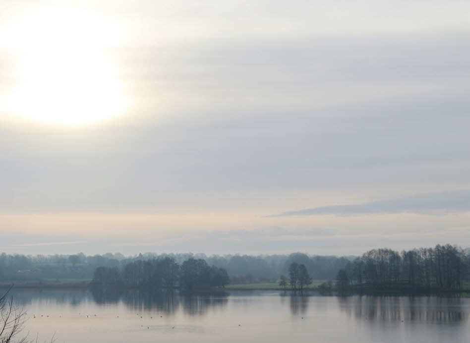 Blick aus dem Ferienhaus auf den See im Dezember