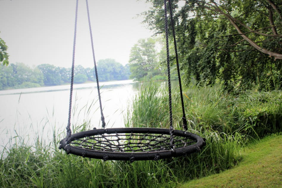 Nestschaukel am See (120 cm Durchmesser und 8 Meter hoch aufgehängt) 