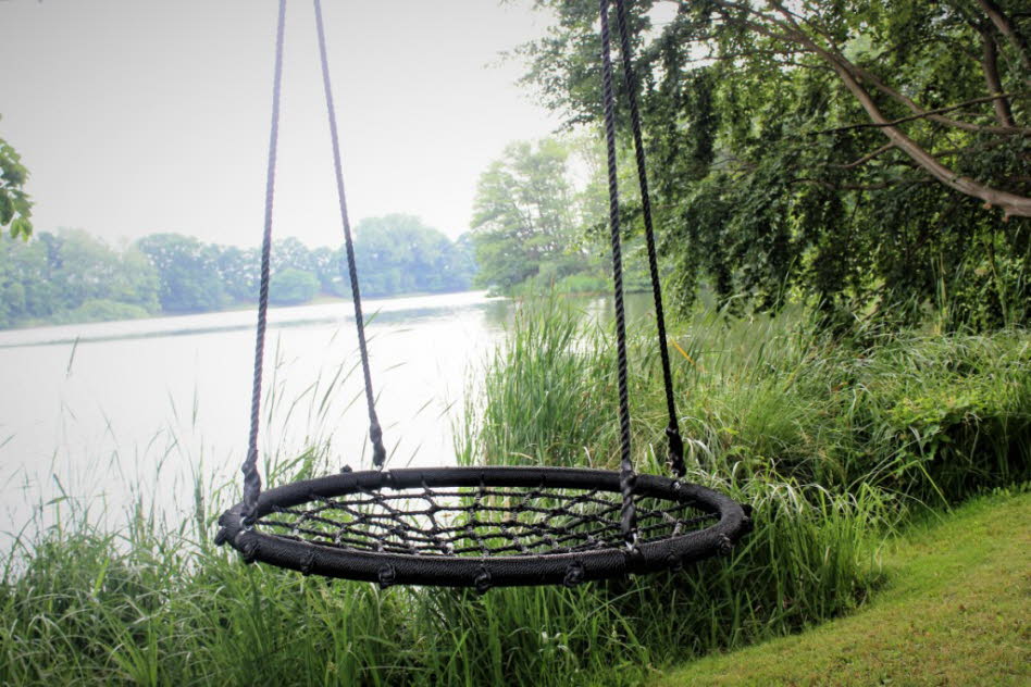 Nestschaukel am See (120 cm Durchmesser und 8 Meter hoch aufgeh�ngt) 
