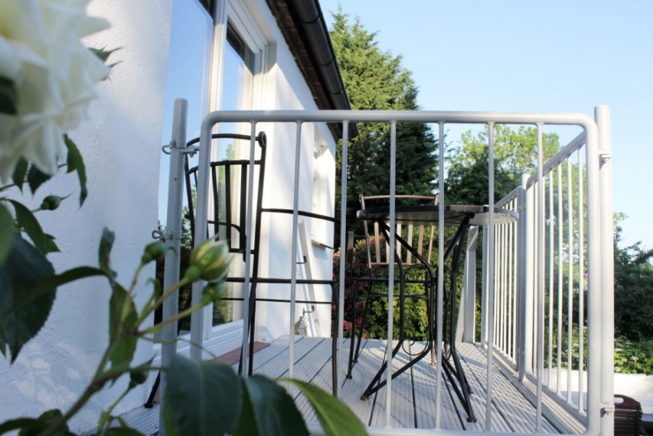 Weie Rose am Ferienhaus