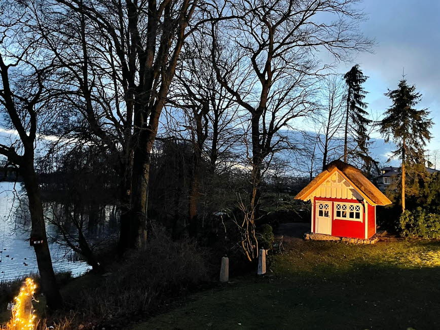 Blick aus dem Ferienhaus an einem Winterabend auf das Schwedenhaus
