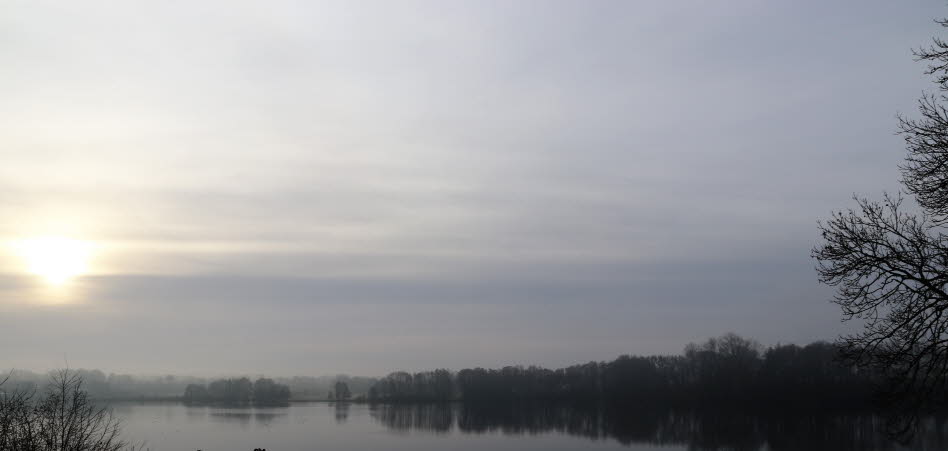 Blick aus dem Ferienhaus auf den See im Dezember