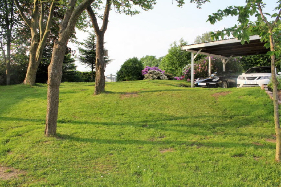 Obstgarten mit Parkplatz
